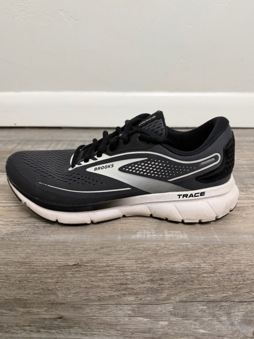 Brooks Trace 2 Men’s Running Shoe in Black & White-size 10